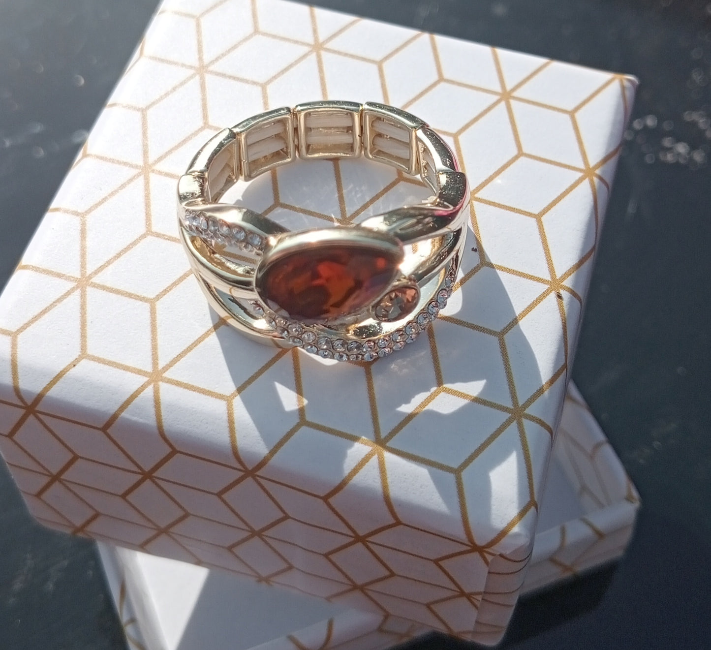 Bruine steen met strass-steentjes goudkleurige elastische ring BEjewels