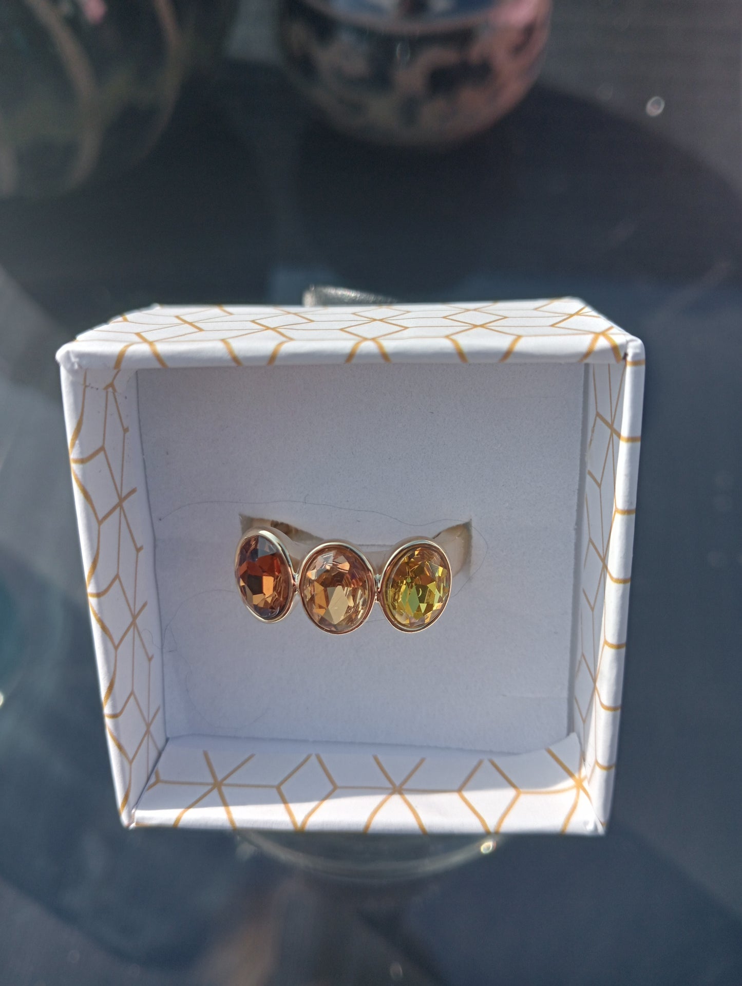 Goudkleurige elastische ring 3 champagne steentjes BEjewels