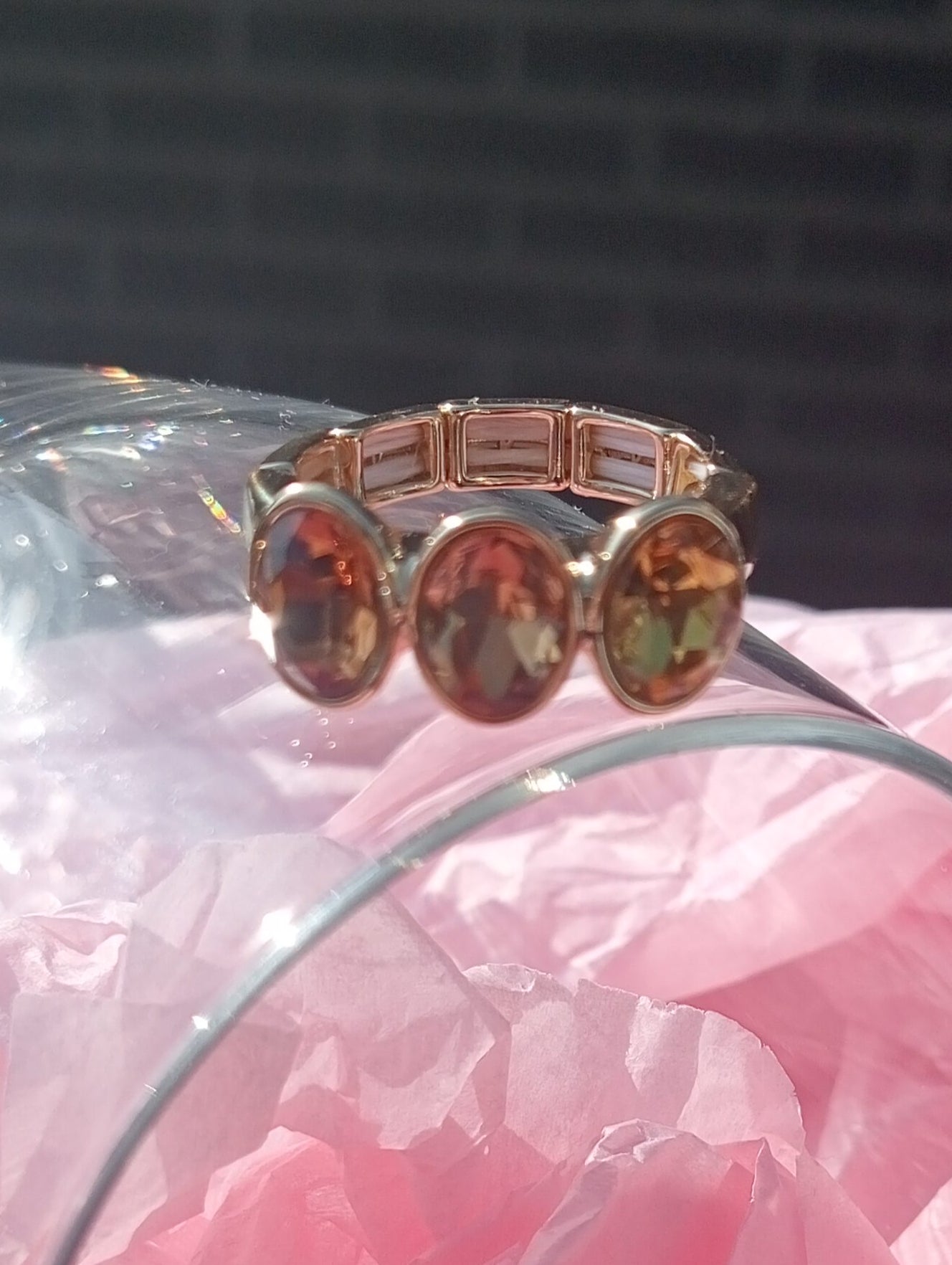 Goudkleurige elastische ring 3 champagne steentjes BEjewels
