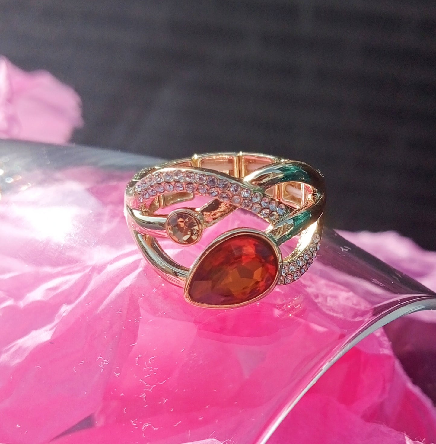 Bruine steen met strass-steentjes goudkleurige elastische ring BEjewels