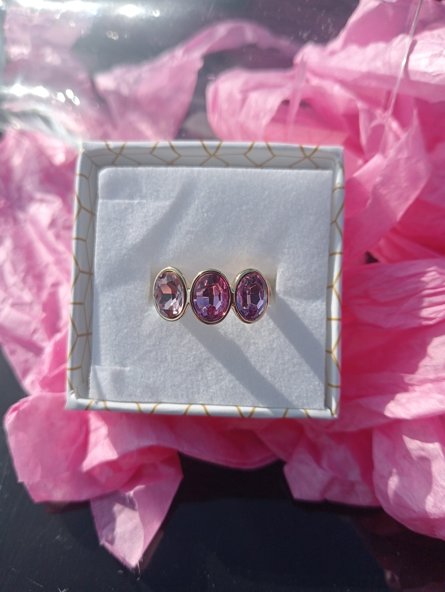 Goudkleurige elastische ring paars/roze steentjes BEJEWELS