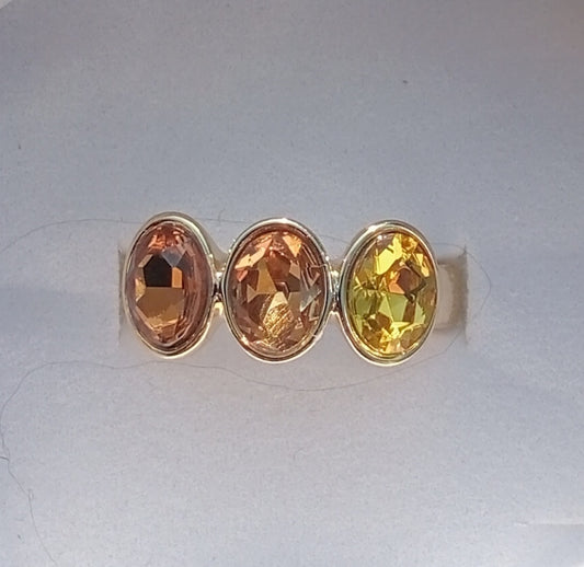 Goudkleurige elastische ring 3  champagne steentjes BEjewels