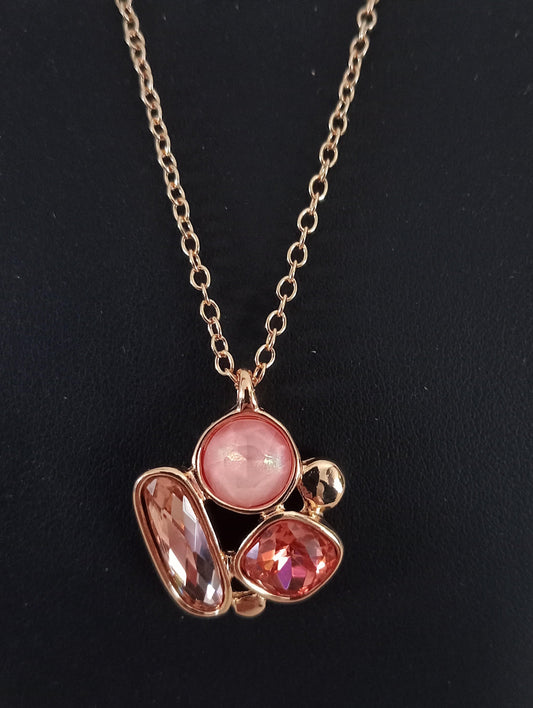 Goudkleurige ketting met roze steentjes
