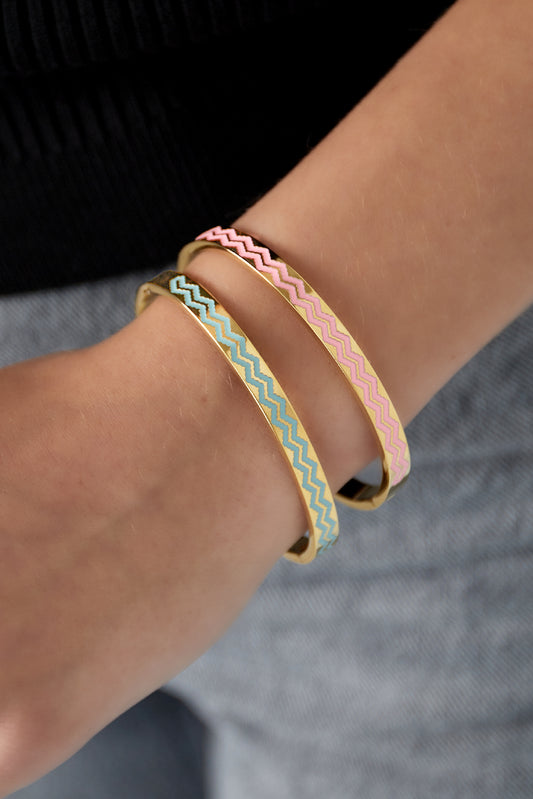 Goudkleurige armband met roze golvenprint