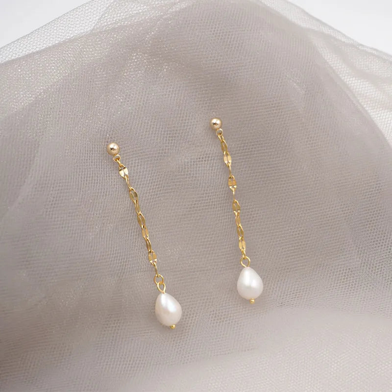 Goudkleurige lange oorbellen met parel