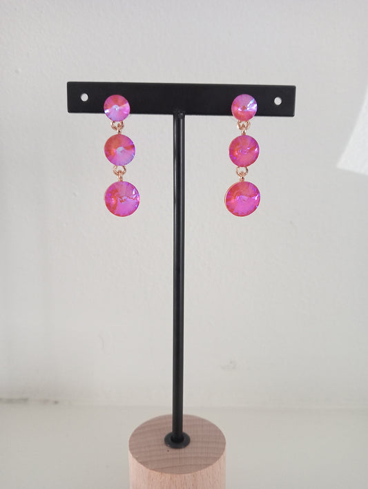 Goudkleurige oorbellen met roze steentjes