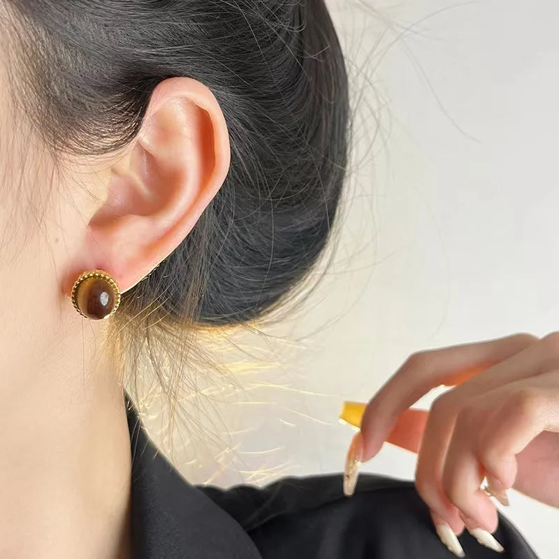 Goudkleurige oorbellen met bruine steen