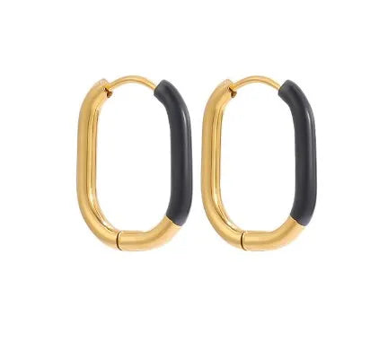 Ovale goudkleurige oorbellen met zwarte voorkant.
