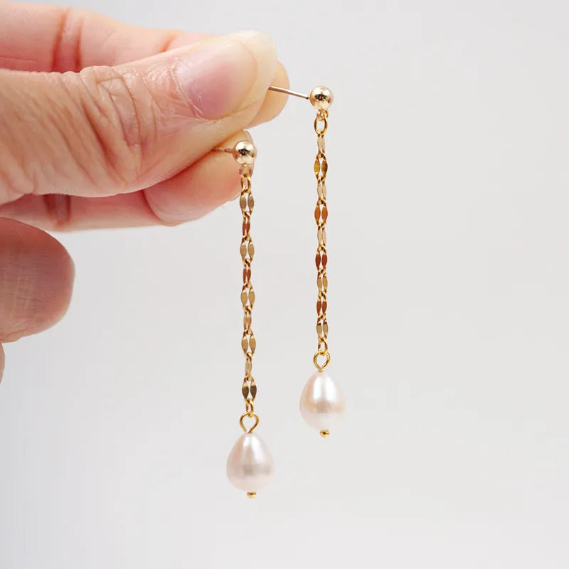 Goudkleurige lange oorbellen met parel