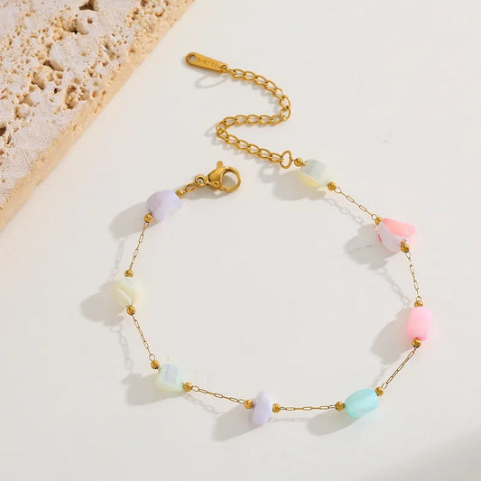 Fijn  armbandje met gekleurde steentjes