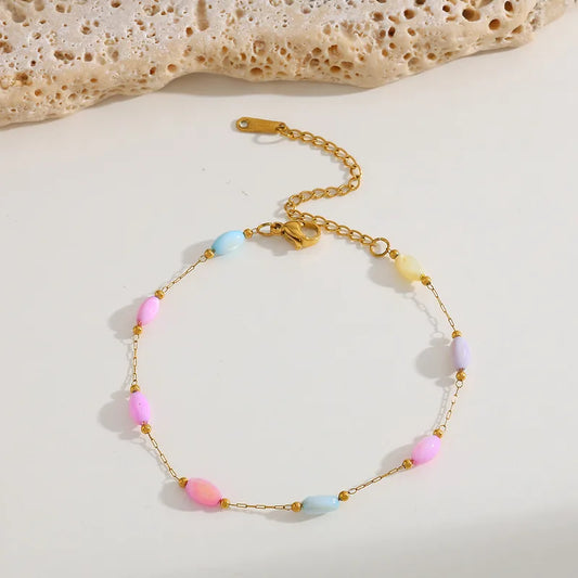 Fijn goudkleurig armbandje met gekleurde  steentjes