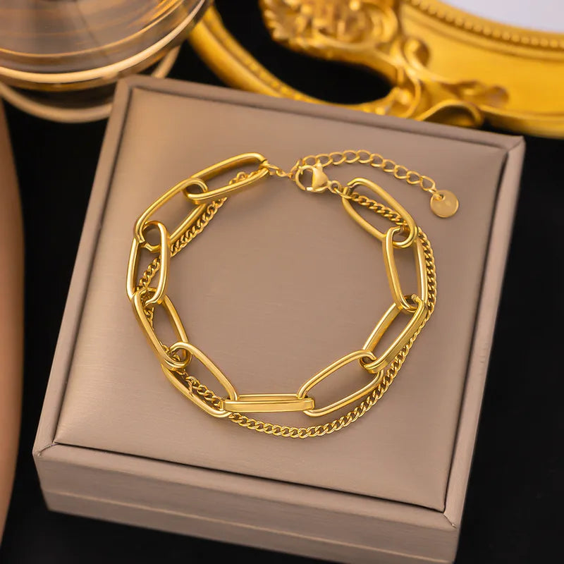 Cubaanse schakelarmband bewerkt met een fijn ketting goudkleurig