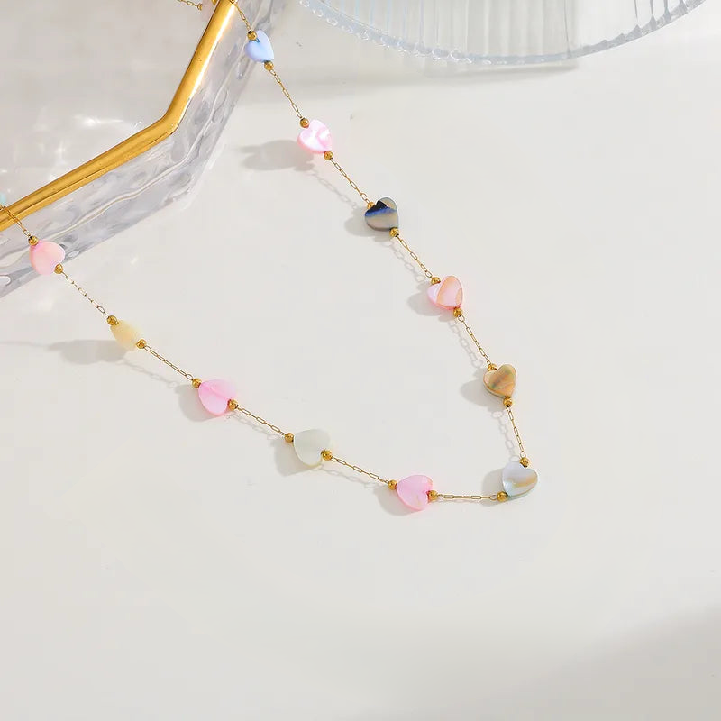 Fijne goudkleurige ketting met gekleurde hartjes