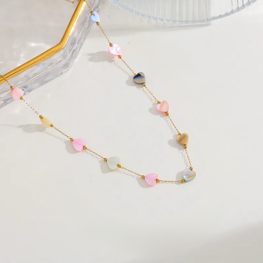 Fijne goudkleurige ketting met gekleurde hartjes