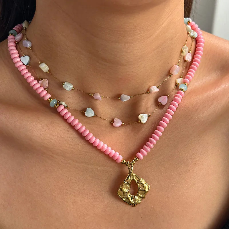 Fijne goudkleurige ketting met gekleurde hartjes