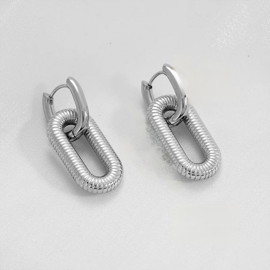 Langwerpige oorbellen met bewerkte bedel zilverkleur