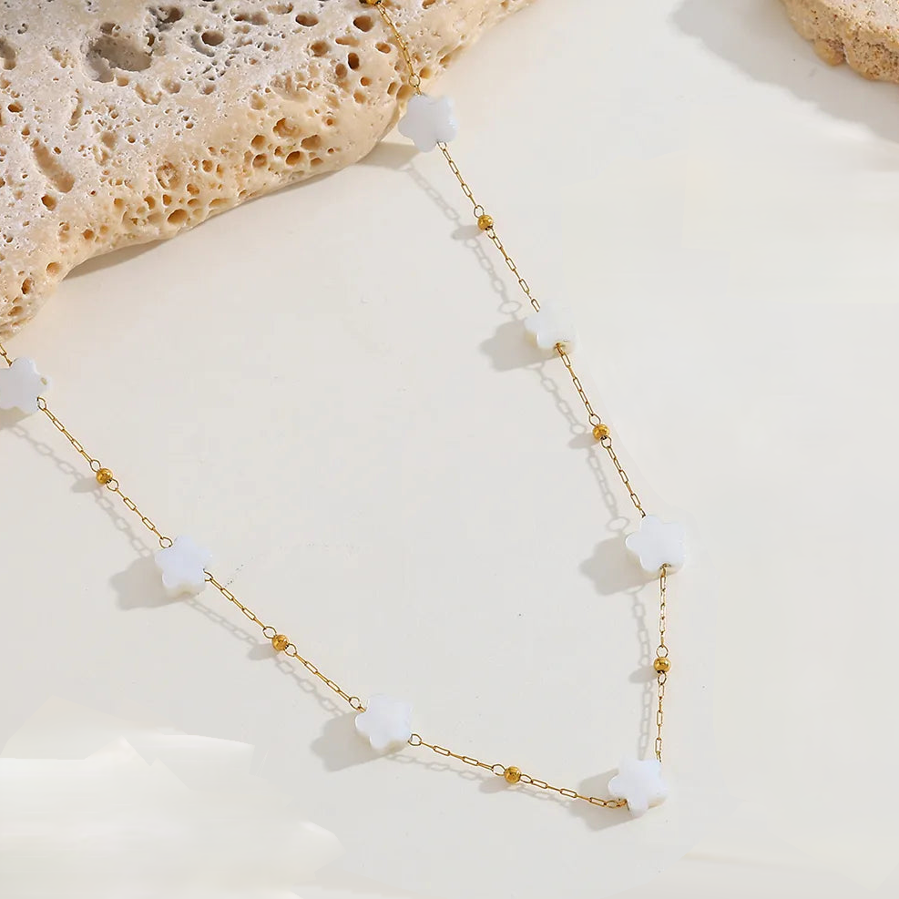 Witte bloemen ketting