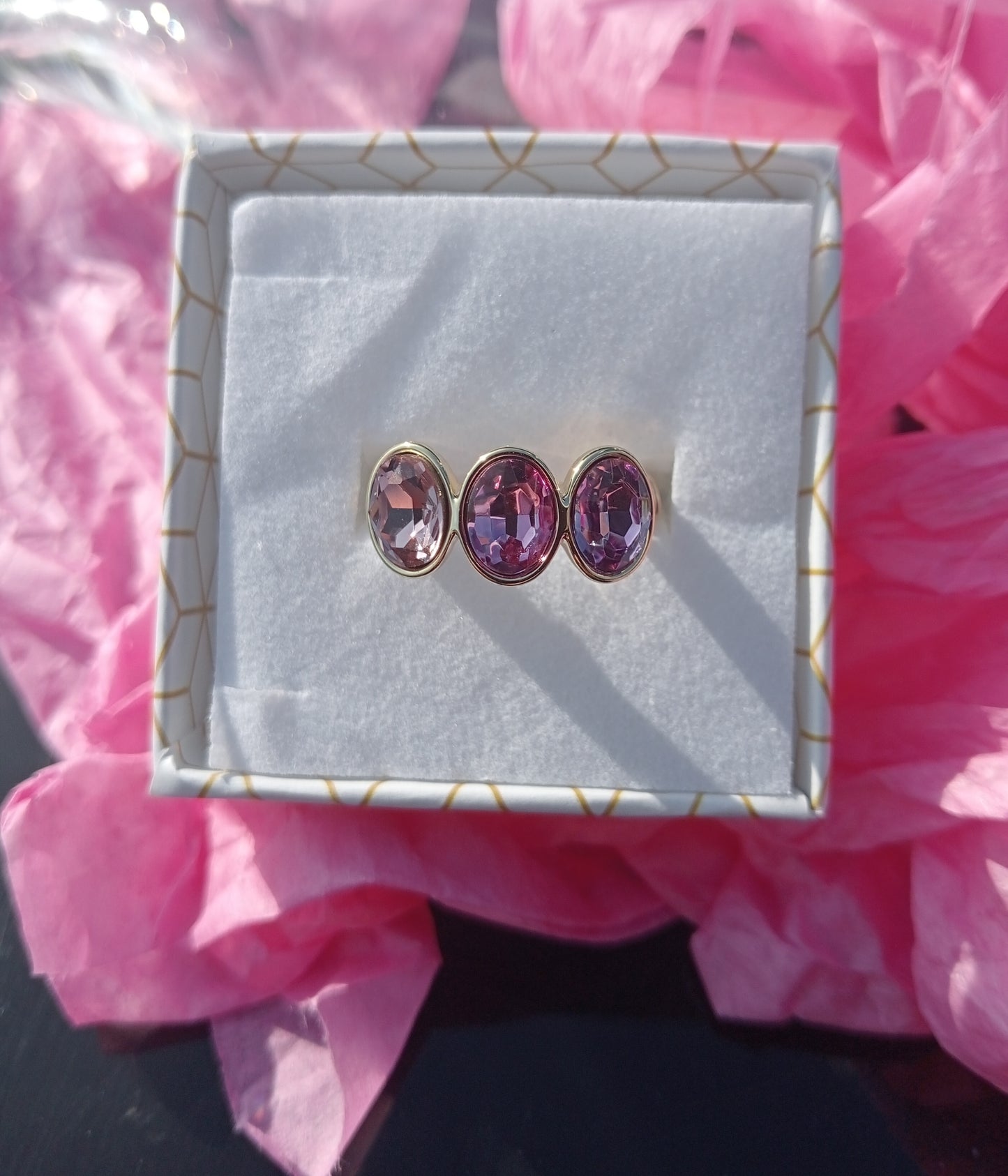 Goudkleurige elastische ring paars/roze steentjes BEJEWELS